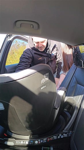 ❌ El error más común al instalar una silla con ISOFIX (aunque marque en verde) Instalar una silla de coche con ISOFIX no es solo “ver los indicadores verdes”… y este fallo lo vemos a diario en tienda. Mientras instalábamos una Britax Römer Dualfix PRO M (61–125 cm), aprovechamos para explicar uno de los errores más frecuentes: 👉 ajustar demasiado la pata de apoyo desde arriba, levantando la silla y dejando un hueco entre la silla y el respaldo del asiento. ⚠️ Importante: ✔️ La pata debe apoyar 