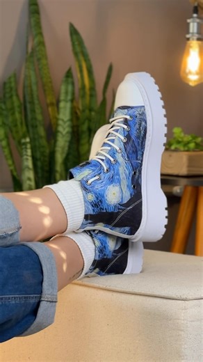 Quer dar um toque único ao seu visual? 😍 Descubra as estampas mais vendidas da Stamp It e transforme seu estilo! 🌟 Deixe sua personalidade brilhar com nossos exclusivos tênis estampados. Seja para expressar sua criatividade, adicionar um toque de diversão ao seu dia ou simplesmente se destacar na multidão, nossas estampas têm o poder de despertar sorrisos e atrair olhares admirados. 🤩 Não perca a chance de ser único(a) e autêntico(a)! Encontre a estampa que mais combina com você e faça sua co