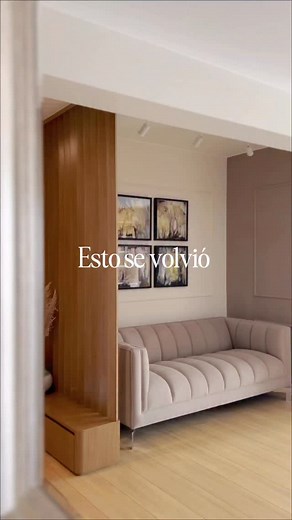 Lo que más nos gusta de este separador es que cumple con todo: se ve hermoso, es funcional y hace que el espacio se sienta más definido sin recargar😍☝🏻 Si estás pensando en dividir ambientes pero sin cerrar nada, esta idea es ideal✔️‼️ Escríbenos “separador” y te enviaremos toda la información que necesitas😉 #separadordeambiente #separador #espacios #monoambiente #forniture #lifestyle #design #mueblesamedida #tendencia #pinterest #funcional #diseño #interiorismo #interioresedesign #hometips |