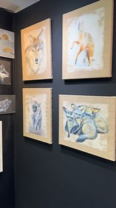 Anne Dussaux accroche ses tableaux à Animal Art Paris - Le Salon International des Artistes Animaliers | Jean-Christophe Barbou des Places