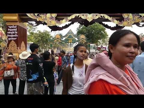 មនុស្សច្រើនណាស់នៅវត្តភ្នំរាំសប្បាយ