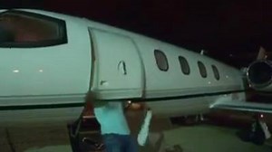 124K views · 571 shares | Querido Erick Morillo: Ten cuidado con las puertas de los jets privados, por favor. Te puedes hacer daño... Firmado: El Equipo de Vicious Magazine Video: Blove | Vicious Magazine | Facebook