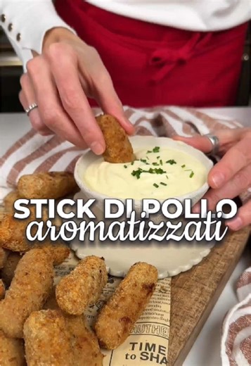 E quando non hai tempo per preparare la cena quanto è bello trovare i miei stick di pollo belli e pronti? Con questa ricetta non solo ci vogliono solo 10 minuti per prepararli, puoi tranquillamente congelarli nel surgelatore e cuocerli all’occorrenza. Sembreranno appena fatti. Piccolo consiglio: abbinali ad una salsina, magari alla mia maionese fit! Trovi la ricetta nei miei video precedenti se te la sei persa. Ingredienti: 250 g macinato di pollo o tacchino 1 patata lessa media 1 piccolo spicch