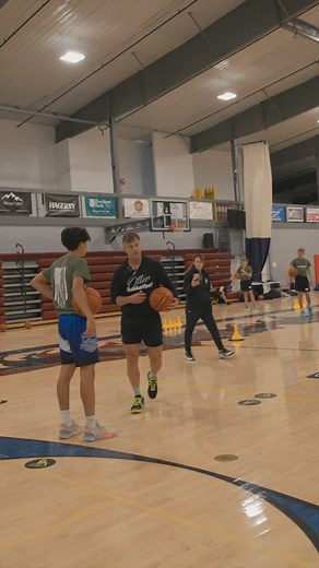 🏀 It’s not enough to just do some fancy moves. You need to SELL it, and sticking your head in on a dribble move is a great way to do so. Your moves should be wide enough to have an impact on the defender, even on a simple blow by. This is a great drill to ensure they are. This is only one of the countless drills we run through in our Point Guard and Junior Elite camps; the same camps that have helped thousands of athletes play college basketball. Head to our website and sign up today 💪 . . . .