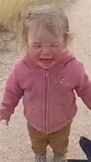 Little girl abandoned in the woods by her parents?! 😱😨 911 caller reported seeing a little girl walking alone on the way to work, she’s TERRIFIED 😢 | Wild Bodycam Footage