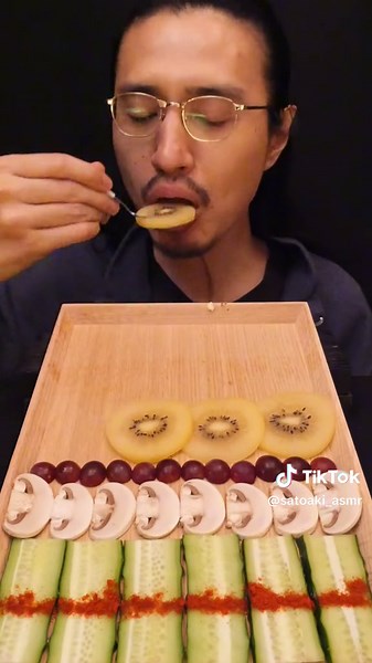 Manganji Peppers, Ippei, cherry tomatoes, kiwi, grapes, mushrooms, cucumbers 万願寺とうがらし、一平ちゃん、ミニトマト、キウイ、ぶどう、マッシュルーム、きゅうり #ASMR #eatingsounds #咀嚼音 #mukbang #food #eating #モッパン #먹방 #foryou #fyp