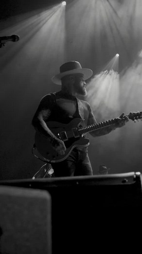 One night, sitting alone on a beach with everything weighing heavy, I looked up at the stars and wrote this song to remind myself: Quiet your mind. Sometimes, that’s all we can do to find peace. 🌊 How do you quiet your mind when life gets loud? | Zac Brown Band