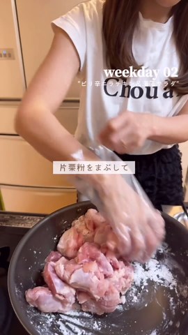 みこ｜ 5人家族の暮らしの記録⸜𓎩⸝ on Instagram‎: "詳しくはここ👇🏼 ⁡ ⁡ 投稿で出てくるアイテムは、 楽天ROOMにのせてます🪿✨ ▶︎▶︎ @micomico_life ⁡ 🥣牛カルビチャーハン / 冷凍いか餃子 ⁡ たまごもといたりせずにそのままフライパンに 入れると洗い物ぜろ〜😉🤞🏼 味付けは好きな焼肉のたれとかでOK！！ ⁡ 冷凍餃子は、楽天で買えるいつものやつ🥟 マラソン期間中に半額になるはず٩( ᐛ )و ⁡ ⁡ 🥣ピリ辛ニラチキン / 海藻サラダ / 豚汁 ⁡ ご飯がすすみすぎるピリ辛ニラチキンは、 リール動画でレシピ投稿してます🤞🏼(6/20) ⁡ ⁡ 🥣温玉のせすき焼き風うどん ⁡ 温玉とすき焼き風の味付けのうどんとの 組み合わせが最高に美味しすぎて、 家族全員、大絶賛だったレシピ🫣♥️ ⁡ これもリール動画でレシピ投稿してます！！ ⁡ ⁡ 🥣さば油淋鶏 / 小松菜の塩昆布和え / 豚汁 ⁡ 楽天で買える骨なし冷凍さばの中で いっっっっちばんお気に入りのレシピ🐟🔥 この油淋鶏ダレが美味しすぎるから さば買った人は