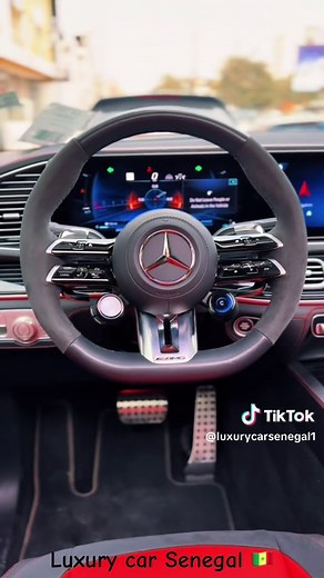 Ce Mercedes-AMG GLE 53 Coupé 2024 en vert émeraude est une version élégante et sportive, combinant puissance, confort et exclusivité.