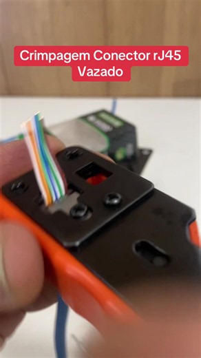 Aprenda uma forma prática e rápida de crimpar um conector RJ45 vazado e consiga um acabamento mais preciso na montagem do cabo de rede. Um detalhe simples que pode evitar falhas na conexão e facilitar muito o trabalho de quem instala redes e CFTV. Confira o passo a passo no vídeo! #Networking #RJ45 #TechTips #Ethernet #DIY