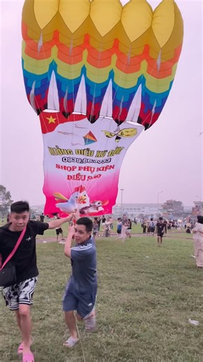 This is what professional kite-flying looks like. #kiteflying #layangan #patang #kiteo #uçurtma