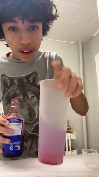 fui olhar com quem os manos tavam discutindo no Twitter scrolei 1 min o pf e descobri q nego ta se drogando com rivortil 0.25, eh o fim do mundo mesmo