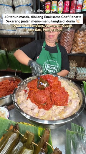 Keren bangeeet!! Pengalaman masak udah 40 tahun lebih sampai ke Hongkong loooh, dibilang enak sm Chef Renata! __ 🏠 Kedai Makan Mbak Pesta (IG: @kedai_mbakpesta ) 📍 Lokasi: Pakemgede, Pakembinangun, Kec. Pakem, Kabupaten Sleman, Daerah Istimewa Yogyakarta (Gmaps: Kedai Makan Mbak Pesta) __ #kulinerjogja #kulinerjogya #kedaimakanmbakpesta