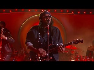 2026 GRAMMYs: Leon Thomas Jams Out to 'Mutt'