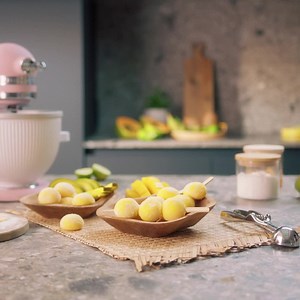 MOCHI! Servito come cibo per gli dei (e a ragione), questo piccolo dolcetto giapponese risale a ben 800 anni fa. Scopri come preparare questo classico dessert in una versione moderna abbinata al gelato! Scopri la ricetta completa del mochi | KitchenAid