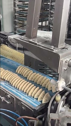 食品工場では機械を使って餃子を製造しています。#食品