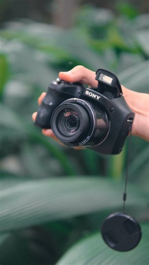 Camaras digitales retro y handycams on Instagram: "Sony Cyber-shot DSC-H200 | ❌️VENDIDA❌️ | cámara tipo bridge equipada con un sensor CCD de 20.1 megapíxeles, junto a un potente lente zoom óptico 26× equivalente a 22.3–580 mm, ideal para fotografía de largo alcance. Incorpora estabilización de imagen SteadyShot, pantalla LCD de 3.0 pulgadas, modos automáticos inteligentes y controles sencillos. Permite grabación de video en HD 720p, ofreciendo gran versatilidad en un solo cuerpo sin necesidad de