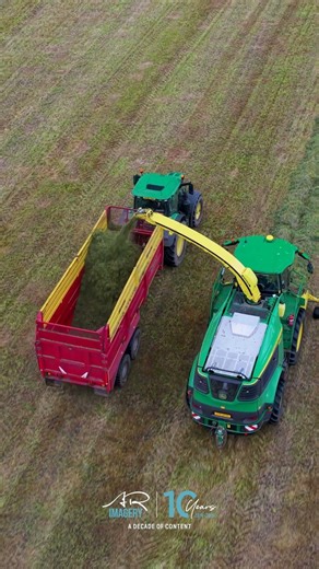 John Deere 9800i chopping through 3rd cut Silage
