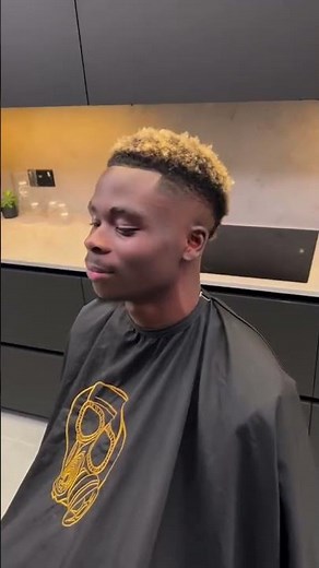 Bukayo Saka with the new look 🤩💈(via smokey_barbers/IG) #shorts