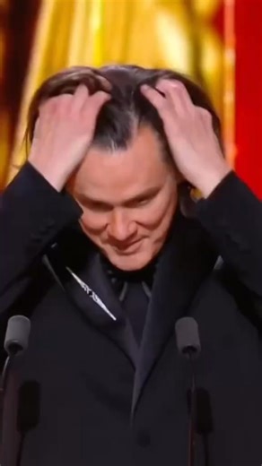 Je ne m’attendais pas à être touché comme ça... 🔥 Ce soir aux #Cesar2026, Jim Carrey a reçu un César d’honneur. On parle du mec qui nous a fait exploser de rire pendant 30 ans. The Mask. Ace Ventura. Bruce tout-puissant. On a tous essayé d’imiter ses grimaces à un moment. Et là… il arrive sur scène. Il parle en français. Avec son accent. Un peu hésitant. Mais sincère. Il remercie son père. Il parle de générosité. De rire. Pas de show. Pas de délire. Juste un homme. Et quand il demande en souria