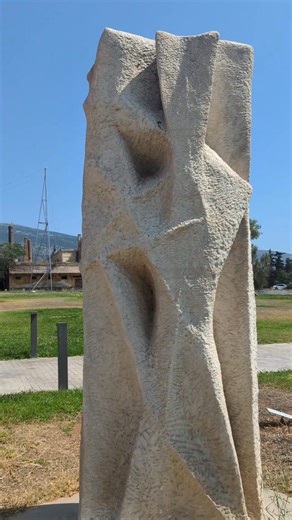 👣 «Η Περαστική» | 1965 | Γεράσιμος Σκλάβος (1927 - 1967) | Πεντελικό μάρμαρο, 266 x 100 x 63 εκ. | Δωρεά Υπουργείου Πολιτισμού και Επιστημών 📌 Στον υπαίθριο χώρο της Εθνικής Γλυπτοθήκης ☀ Ο γλύπτης Γεράσιμος Σκλάβος θεωρούσε το φως την αρχή του σύμπαντος και της δημιουργίας. «Η Περαστική» του Γεράσιμου Σκλάβου είναι ένα γλυπτό με πολλές γωνίες θέασης που μεταμορφώνεται συνεχώς στην πορεία της ημέρας εξαιτίας των ιδιαίτερων φωτοσκιάσεων που δημιουργούνται στα σημεία λάξευσης του έργου. Κάθε φορ