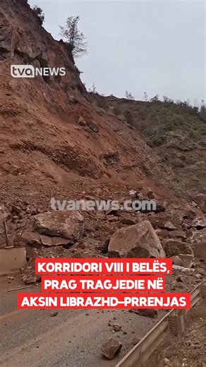 TVA News on Instagram: "Një masiv i madh ‘dheu dhe shkëmbinjsh u shemb paraditen e sotme në fshatin Dragostunjë, përgjatë aksin rrugor Librazhd-Qafë Thanë, duke bllokuar qindra automjete në të dy drejtimet si për në Tiranë ashtu edhe për në Korçë. Shembja bllokoi të gjithë gjerësinë e rrugës duke e bërë të pamundur kalimin e automjeteve. Në të dy krahët ka pasur trafik të rënduar për disa kilometra. Situata u paraqit më skandaloze kur një ambulancë që transportonte një grua me këmbë të thyer mbe
