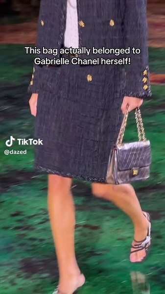 For the @ChanelOfficial SS27 show, Matthieu Blazy brings Gabrielle Chanel’s personal bag from 1955 onto the runway❕ #DazedFashionTV #Chanel #Chanelbag #DazedDetails #TikTokFashion