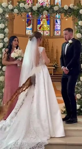 Bride’sdressfailedfromthebackandthewholeweddingwentintopanicmode#microdrama#weddingtok#chaos#caughtoncamera#viralvideo