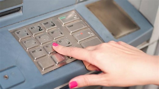 'Jackpotting': La técnica con la que pueden sacar todo el dinero de un cajero sin que se den cuenta