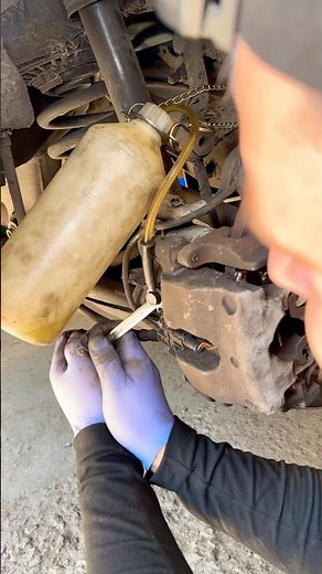 Bleeding Rear Brakes 👍 Mercedes