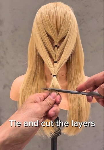 ロングヘアーの顔周りに3箇所ゴムで縛って切るハイレイヤーです。セルフカットにオススメです！ It is a high layer that is tied and cut with 3 places around the face of long hair. Recommended for self-cutting! 长发的脸周围有3处用橡皮筋绑起来剪的高层。推荐给自己剪发！ 긴 머리의 얼굴 주위에 3군데 고무로 묶어서 자르는 하이 레이어입니다. 셀프 컷에 추천합니다! Es una capa alta que se ata y corta con 3 lugares alrededor de la cara del cabello largo. ¡Recomendado para autocorte! É uma camada alta que é amarrada e cortada com 3 lugares ao redor do rosto de cabelos longos. Recomendado para autocorte! ‎إنها طبقة عالية