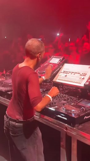 Techno & House Music on Instagram: "Always good to see Jeff Mills at work 😮‍💨 is there any other dj that’s more technical than him ? Comment ⬇️ Follow our page for more content @tech_groove ✅ Video Credit @dancetelevision #jeffmills #dj #djs #techno #technomusic #rave #oldschool #oldschooldj #techgroove"