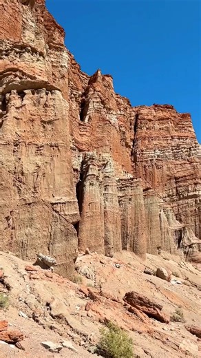 Wait, is this in California?! 😮 Red Rock Canyon State Park features scenic desert cliffs, buttes, and spectacular rock formations, with each canyon boasting unique, dramatic shapes and vivid colors. 🏜️ 📍 County of Kern, California 📷 @roamwithroxanne on IG | Visit California