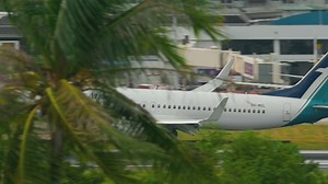 Descargar phuket, tailandia 2 de diciembre de 2016 - silkair boeing 737 9v mgl aterrizando en el aeropuerto de phuket. vista desde el último piso del hotel centara grand west sands resort phuket