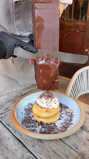 ラクレットチョコレートの濃厚パンケーキ🍫 パンケーキが有名なこちらのお店では、表面を溶かしたラクレットチョコを揚げ焼きしたパンケーキにたっぷりとかけた贅沢チョコパンケーキが食べられる！🥞 濃厚でたっぷりなチョコレートはとっても美味しい！ 濃厚すぎてすぐ固まってしまうので注意！🍫 📍Panel Cafe / 名古屋 ￥1500～/人 ⏰営業時間：平日11:00〜17:00 土日10:00〜17:00 💤定休日：なし 🏠住所：〒450-0003 愛知県名古屋市中村区名駅南１丁目１９−１３ ＡＥビル 1F #東京グルメ #名古屋グルメ #tiktokfood