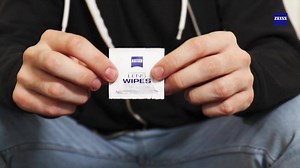 La mejor manera de cuidar tus lentes ZEISS es dándoles un adecuado proceso de limpieza con LensWipes. | ZEISS Vision