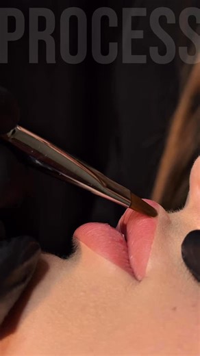 PERMANENT MAKEUP LOS ANGELES | TRAINING PMU | NATALIA KOROL on Instagram: "The sketch is one of the most important steps in lip PMU. It defines the shape, symmetry, and how natural your final result will look. That’s why I create my sketches using concealer. It’s a clean and precise method that allows you to clearly see your future lip shape before the procedure begins — with no guesswork. I’m a perfectionist when it comes to details. Using concealer gives me full control over the design and ens