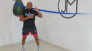 In boxing, using the right movements to dodge a punch offers several strategic, technical and physical advantages. Here is a detailed explanation: 1. Energy saving Rather than blocking or absorbing blows, dodging reduces the physical impact and wear and tear on the body. Well-executed movements minimize energy expenditure and fatigue, compared to unnecessary or excessive movements. 2. Better protection A well-performed dodge reduces the risk of injury, particularly to the head, face or body. Thi