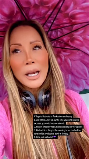 KIANA TOM 💪🏼🌴 FITNESS EXPERT | What’s the weather where you live? 💕☔️ - #aloha #rainraingoaway #gymtime #rainyday #pinkumbrella #kianatom | Instagram