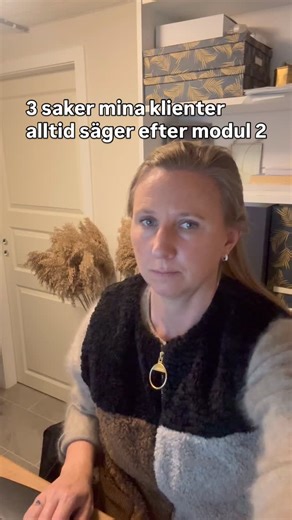 Hjälper högpresterande mammor som tappat bort sig själva✨ on Instagram: "Det de egentligen vill är tydligt: De längtar efter lugn. Efter lätthet. Efter att känna sig som sig själva igen. Och här kommer de 3 saker mina klienter alltid säger efter modul 2: ⭐ “Det är som att jag plötsligt fattar varför jag är så trött.” ⭐ “Jag ser mina mönster på ett helt nytt sätt.” ⭐ “Jag trodde jag behövde vila mer men jag behövde förstå mig själv.” 👉🏻En klient skrev: “Det känns som att någon tänt lampan. Jag 