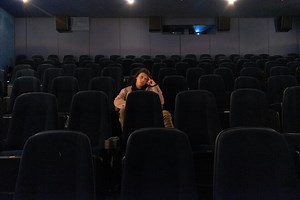 Ni hasta atrás ni en mitad del cine: un ingeniero de audio confirma cuáles son los mejores asientos para escuchar mejor una película