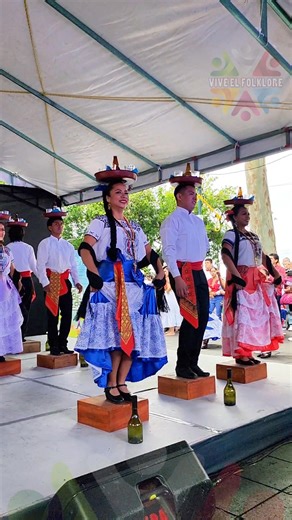 Campeche Taller de Danza Folklórica Yoloxóchitl, Sayula Alemán Mtra. Guadalupe Román González 3er Festival Multicultural Xalapa WAPA Veracruz 2025, en el Parque Juárez, organizado por la Delegada Mtra. Mercedes Valdés Méndez. | Vive el Folklore