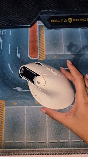 Ergonomic wireless mouse ba hanap mooo? I got youuuu! 🖱 Daming features may screen pa ituuuu galing yorn! ✨️ #fyp #monsterm2max #budolfinds #ergonomicmouse #jamrouello | Jam Rouello