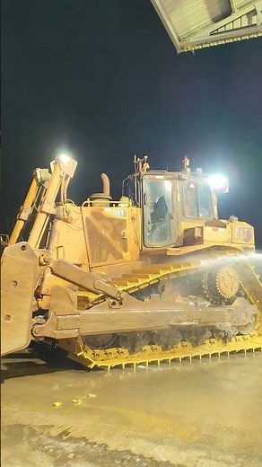 New track frame and track group. Bulldozer CAT D8T