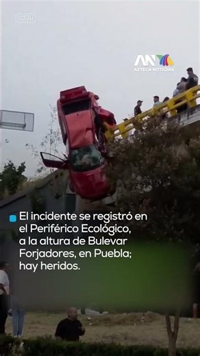 Impactante accidente | Un auto quedó colgando de un puente tras un fuerte choque en Puebla