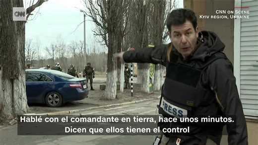 Matthew Chance, corresponsal de CNN, atestiguó el momento en que militares rusos toman el aeropuerto de Antonov, en Kyiv, que se encuentra a pocos kilómetros del centro de la capital de Ucrania. 🔗 Además, lo que sabemos del tema: https://cnn.it/3IkbXdM | CNN en Español