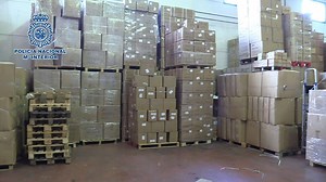 9.3K views · 248 reactions | Agentes de la Policía Nacional intervienen unos 300.000 test de antígenos irregulares en varias naves de un polígono industrial de la localidad madrileña de Fuenlabrada | Público | Facebook