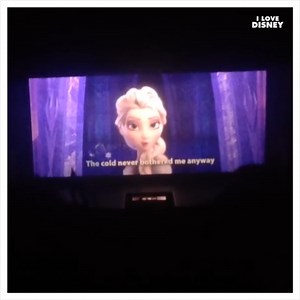 48K views · 1.8K reactions | Khán giả reo hò và hát theo "Let it Go" lúc xem Frozen (sing-along) tại rạp. Má vui vl=))) Nhờ cái phim Frozen này mà Disney có truyền thống phát hành thêm phiên bản sing-along (khán giả hát theo phim) cho các phim nhạc kịch của mình tại Mỹ á :v | I Love Disney | Facebook