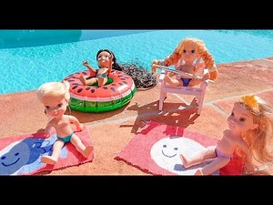 Elsa and Anna toddlers paint chairs by the pool with Rapunzel & Jasmine & play with the ponies