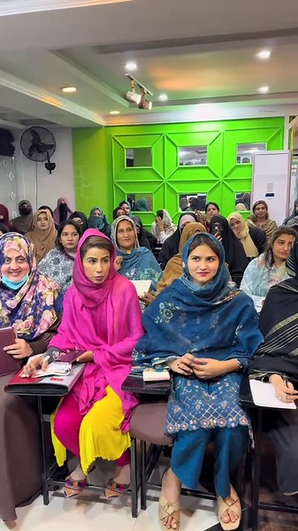 Mastering Mehndi Art: Complete Class at Farah Salon Academy